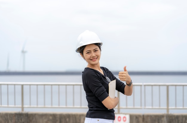 Engenheiro feminino asiático, verificando o trabalho