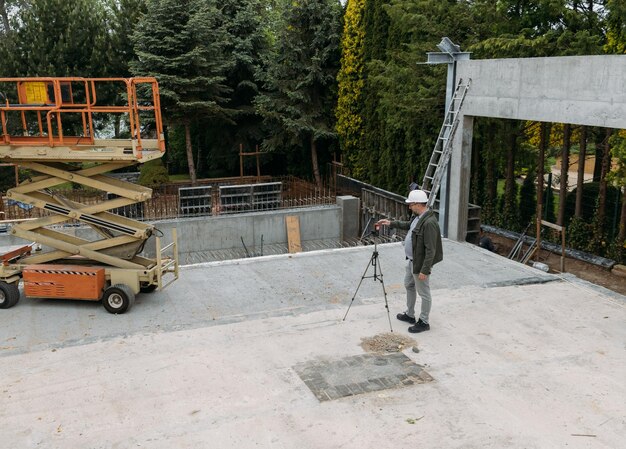 Foto engenheiro geodésico de obras geodésicas que utiliza equipamentos geodésicos no local de construção profissional