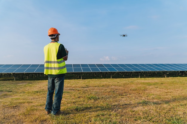 Engenheiro inspecionar e verificar o painel solar por Drone na usina de energia solar