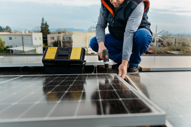 Engenheiro instalando sistema de painel solar fotovoltaico usando chave de fenda conceito de energia alternativa