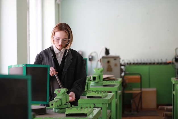 Engenheiro jovem trabalhando na máquina-ferramenta