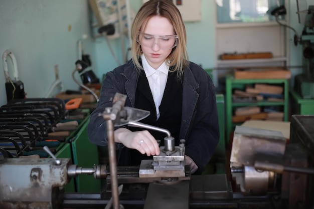 Engenheiro jovem trabalhando na máquina-ferramenta