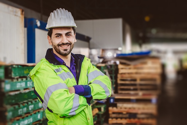 Engenheiro latino hispânico inteligente trabalhando em carga portuária de logística