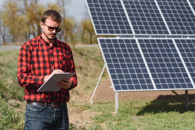 Engenheiro Man perto do painel solar