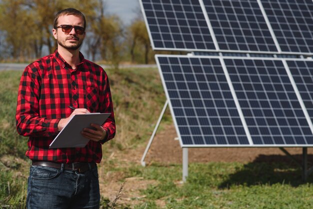 Engenheiro Man perto do painel solar