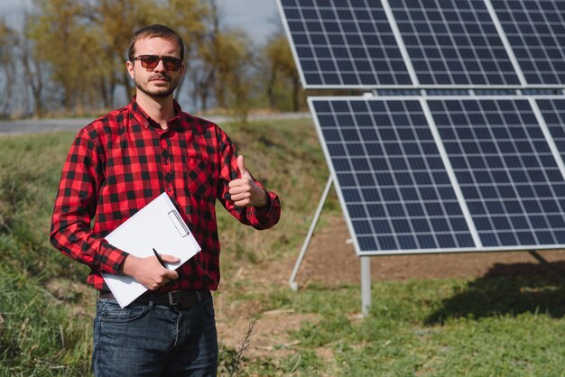 Engenheiro Man perto do painel solar