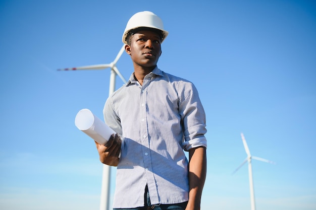 Engenheiro masculino em um moinho de vento para produção de energia elétrica