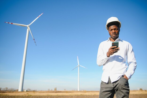 Engenheiro masculino em um moinho de vento para produção de energia elétrica