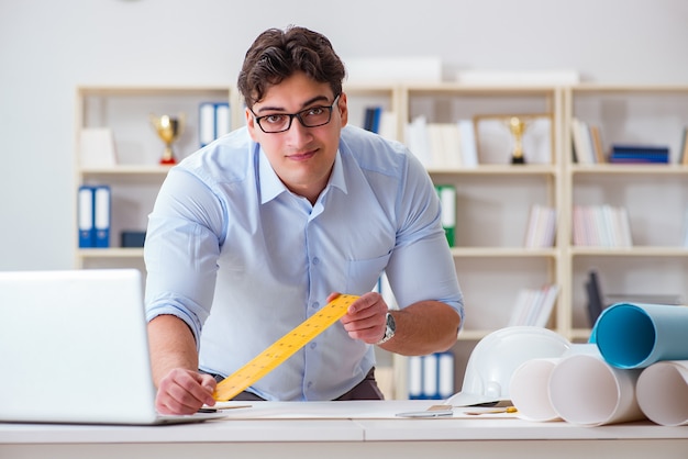 Engenheiro masculino trabalhando em desenhos e plantas