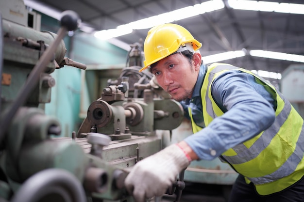 Engenheiro mecânico operando máquina de torno para metalurgia na fábrica de metalurgia