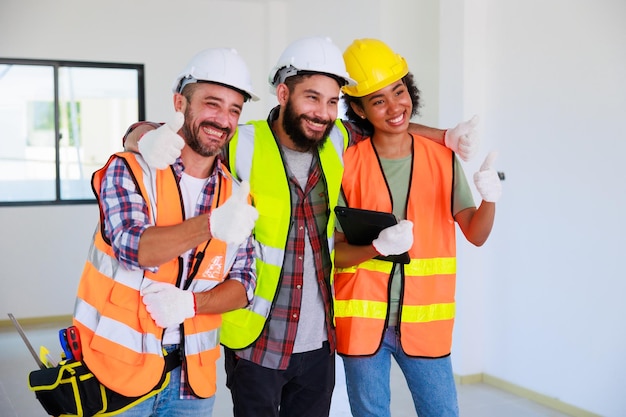 Foto engenheiro mecânico profissional e equipe de construção no local de construção do projeto da casa mãos reunidas em linha unidade e conceito de trabalho em equipe