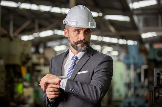 Engenheiro moderno de fábrica industrial trabalhando na indústria de fabricação de metal