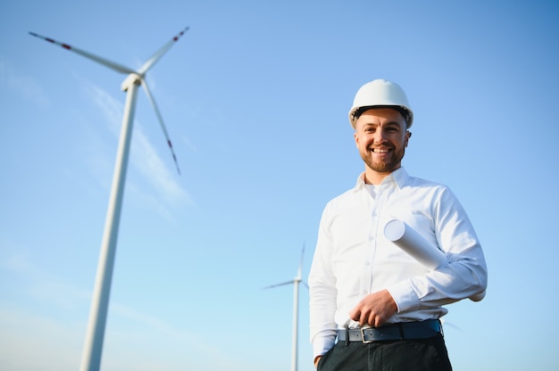 Engenheiro no campo de trigo verificando a produção da turbina