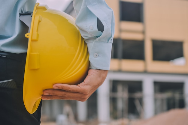 Engenheiro no canteiro de obras com capacete