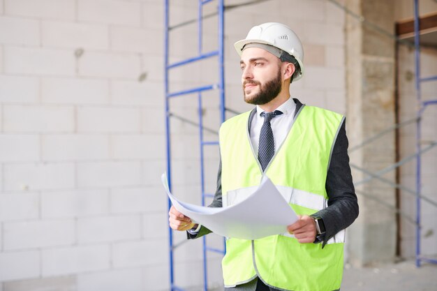 Engenheiro no local de construção