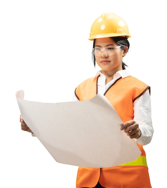 Engenheiro ou técnico asiático usa capacete de segurança e colete reflexivo segurando papel de planta