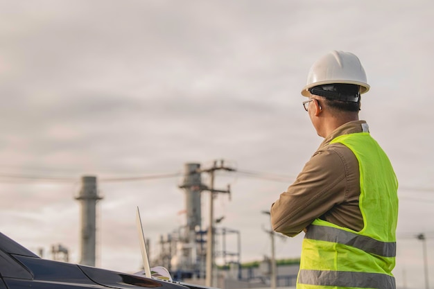 Engenheiro petroquímico de homem asiático trabalhando na fábrica de indústria de plantas de refinaria de petróleo e gáso homem trabalhador de pessoas engenheiro de controle de trabalho na fabricação de indústria de energia de usina