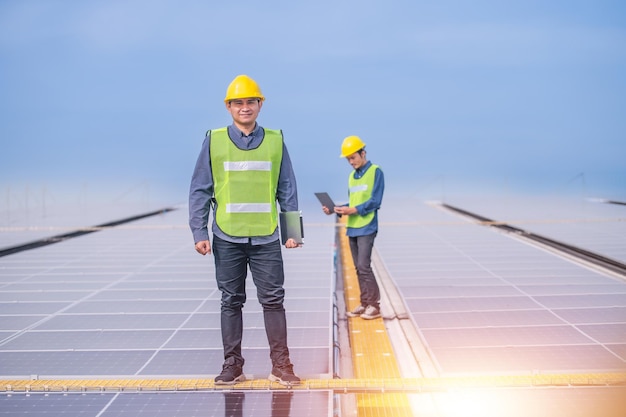 Engenheiro profissional da equipe trabalhando na estação de energia solar