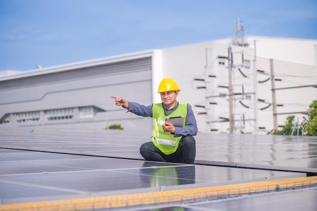 Engenheiro profissional de energia solar trabalhando na estação de energia solar