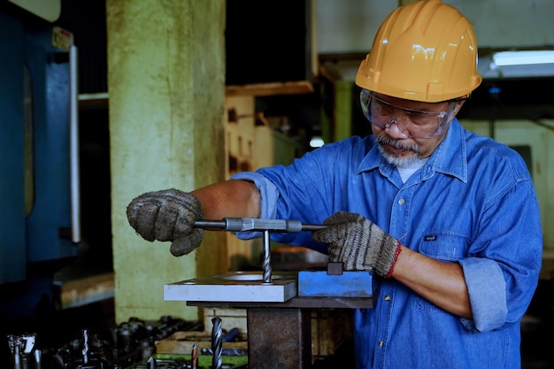 Engenheiro profissional homem técnico operador Inspecionando o conceito de manutenção de máquinas de máquinas de trabalho de fábrica