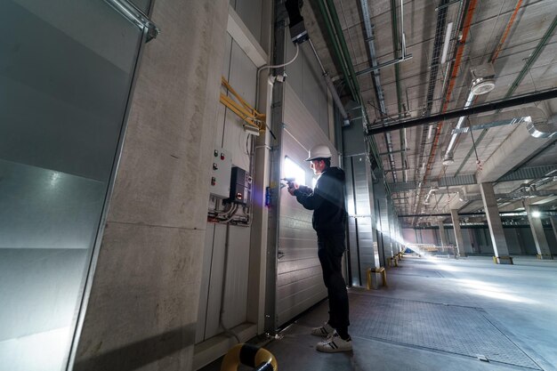 Engenheiro reparando um portão de descarga