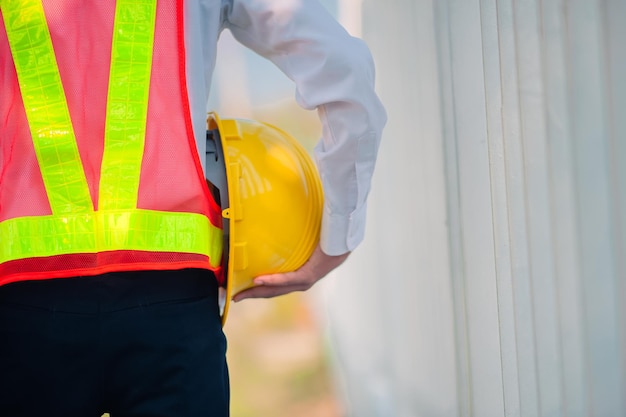 Engenheiro, segurando o capacete construção trabalhador profissional segurança trabalho indústria edifício pessoa gerente serviço