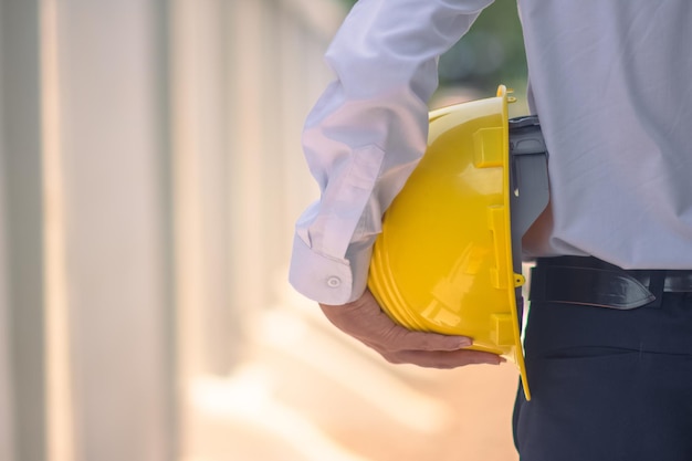 Engenheiro, segurando o capacete construção trabalhador profissional segurança trabalho indústria edifício pessoa gerente serviço