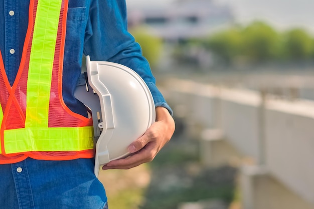 Engenheiro, segurando o capacete construção trabalhador profissional segurança trabalho indústria edifício pessoa gerente serviço