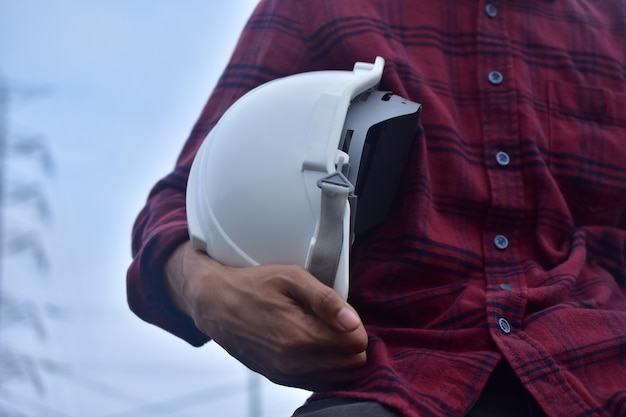 Foto engenheiro segurar capacete branco capacete de segurança