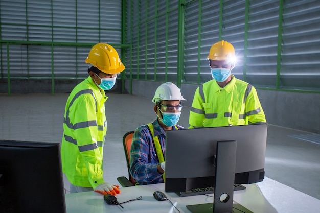 Foto engenheiro supervisor asiático consultar os trabalhadores do depósito