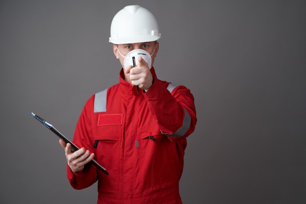 Engenheiro, trabalhador da construção civil com máscara facial