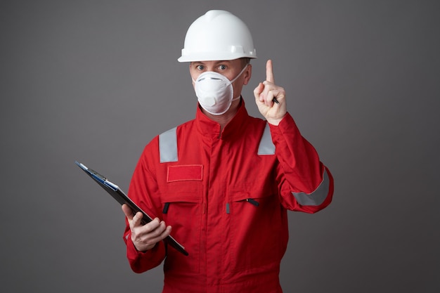 Engenheiro, trabalhador da construção civil com máscara facial