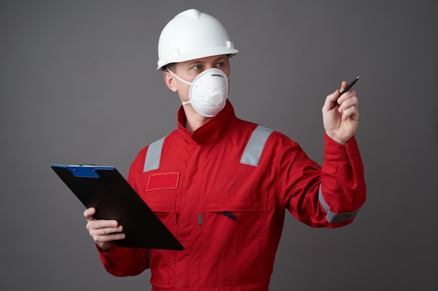 Engenheiro, trabalhador da construção civil com máscara facial