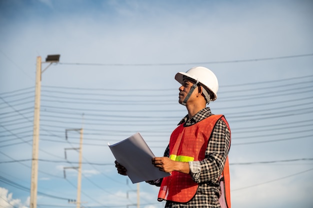 Engenheiro trabalhando ao ar livre no canteiro de obras