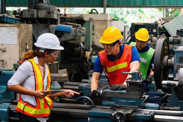 engenheiro trabalhando em fábrica industrial.