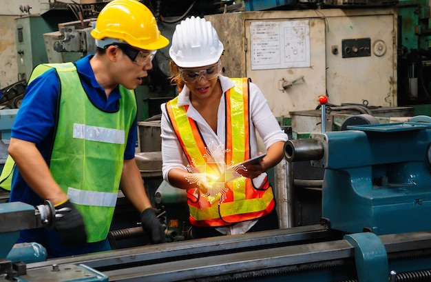 engenheiro trabalhando em fábrica industrial