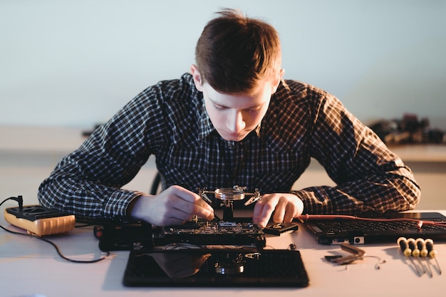 Engenheiro trabalhando em laptop desmontado