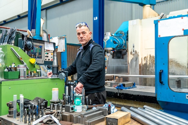 Engenheiro trabalhando usando uma máquina CNC em uma fábrica de logística