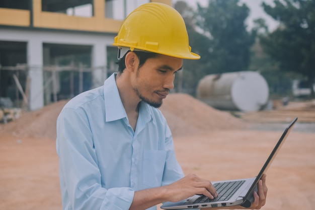 Engenheiro usando o computador no canteiro de obras