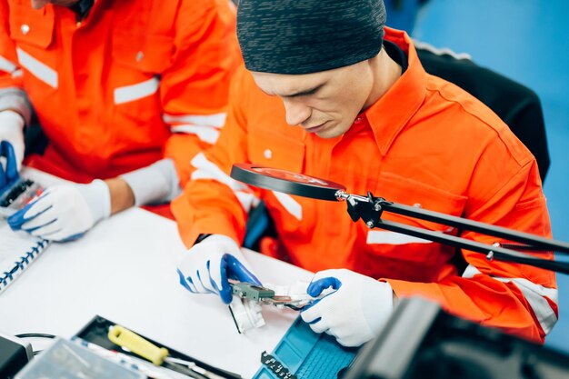 Foto engenheiro verificando e reparando máquina automática de braço robótico trabalhador trabalhando com sistema robótico