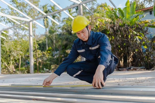 Engenheiro verificando o trabalho no prédio da construção