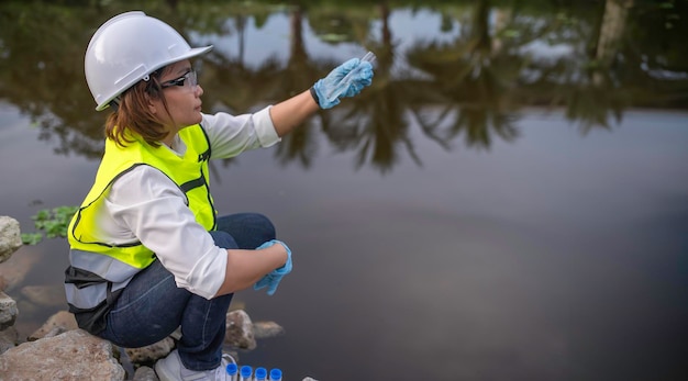 Foto engenheiros ambientais inspecionam a qualidade da água tragam a água para o laboratório para testes verifiquem o teor mineral da água e do solo verifiquem a presença de contaminantes nas fontes de água