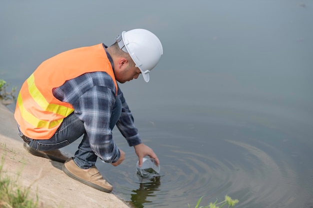 Engenheiros ambientais inspecionam a qualidade da água Trazer água ao laboratório para testesVerificar o conteúdo mineral na água e no soloConsultar para resolver o problema de fontes de água contaminadas por produtos químicos