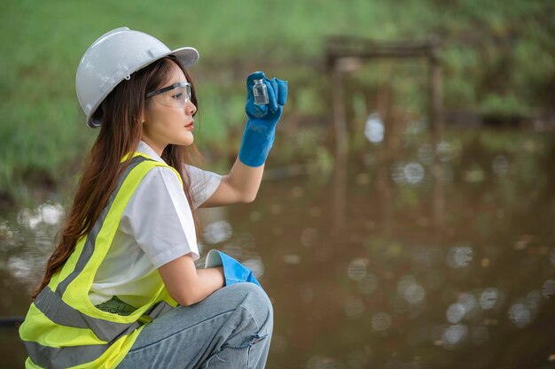 Foto engenheiros ambientais inspecionam a qualidade da águatraga água ao laboratório para testesverifique o conteúdo mineral na água e no soloverifique a presença de contaminantes em fontes de água