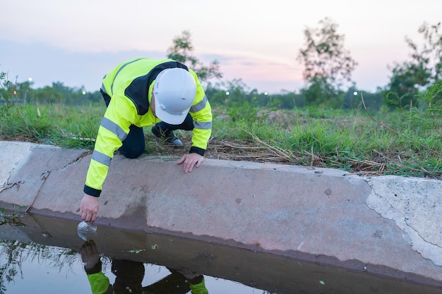 Engenheiros ambientais inspecionam a qualidade da águaTraga água ao laboratório para testesVerifique o conteúdo mineral na água e no soloVerifique a presença de contaminantes em fontes de água