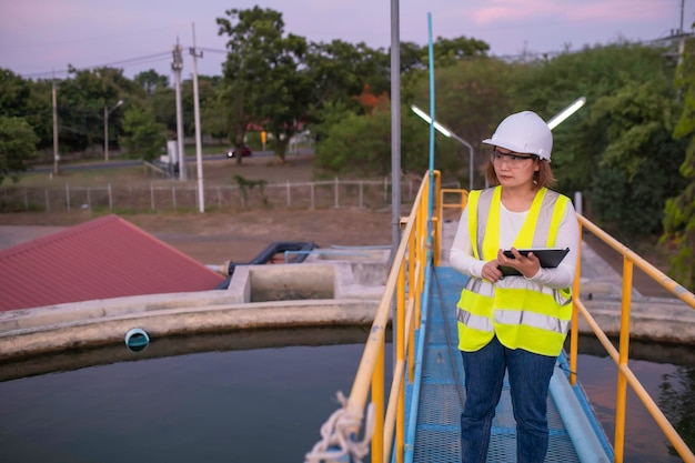 Engenheiros ambientais trabalham em estações de tratamento de águas residuais Engenharia de abastecimento de água trabalhando em estação de reciclagem de água para reutilizaçãoVerifique se a quantidade de cloro na água está dentro dos critérios