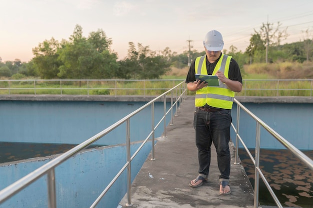 Engenheiros ambientais trabalham em estações de tratamento de águas residuais Engenharia de abastecimento de água trabalhando na Water