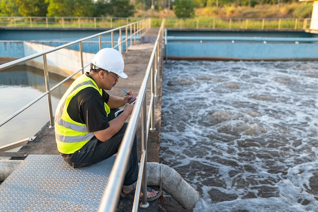 Engenheiros ambientais trabalham em estações de tratamento de águas residuais