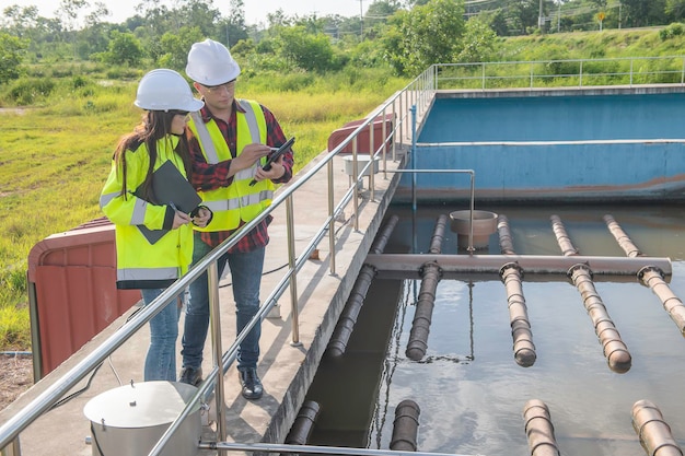 Foto engenheiros ambientais trabalham em estações de tratamento de águas residuaisengenharia de abastecimento de água trabalhando em usina de reciclagem de água para reutilizaçãotécnicos e engenheiros discutem o trabalho em conjunto