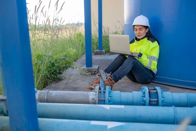 Engenheiros ambientais trabalham em estações de tratamento de águas residuaisTécnica de encanador feminino trabalhando no abastecimento de água